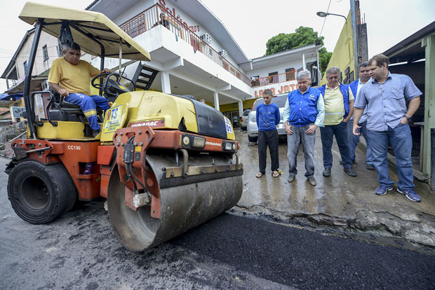 Prefeitura inicia testes com aplicação de asfalto a frio