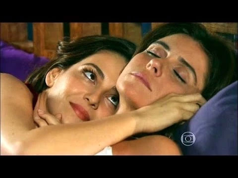 Novela em família: Clara e Marina dormem Juntas