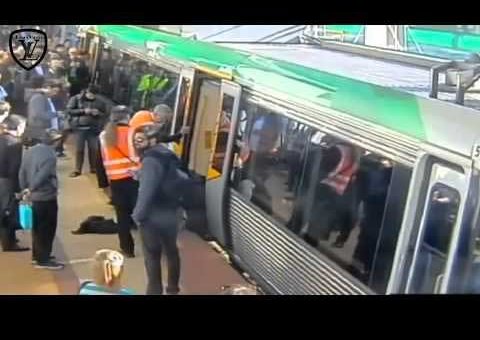 Passageiros empurram trem para soltar homem preso