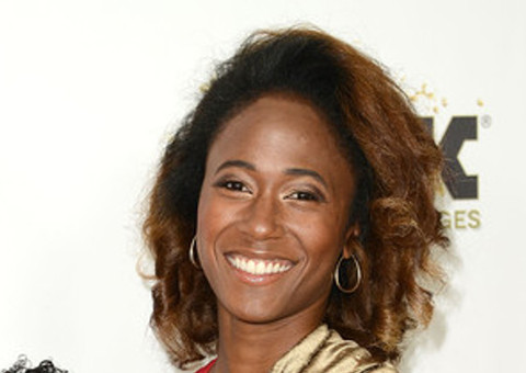 Mãe vira celebridade nas redes sociais por fazer pole dance e ioga com a filha no colo