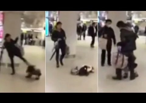 Mulher chuta garotinha na cabeça no aeroporto de Tokyo