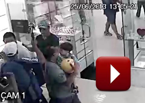 CÂMERAS DE SEGURANÇA: Criança presenciou a ação dos assaltantes do Carrefour em Manaus