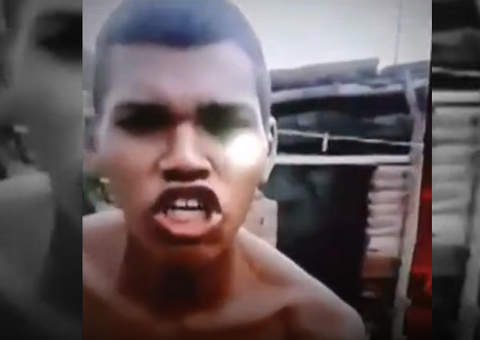 Homem grava vídeo ameaçando polícia, mas acaba preso e grava outro vídeo emocionante