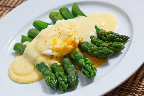 asparagus_with_a_poached_egg_and_hollandaise_sauce_1_500.jpg