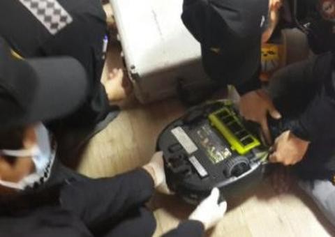 Aspirador de pó robótico tenta "engolir" cabeça de mulher enquanto ela dormia