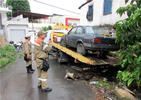 Manaustrans remove mais quatro carros abandonados