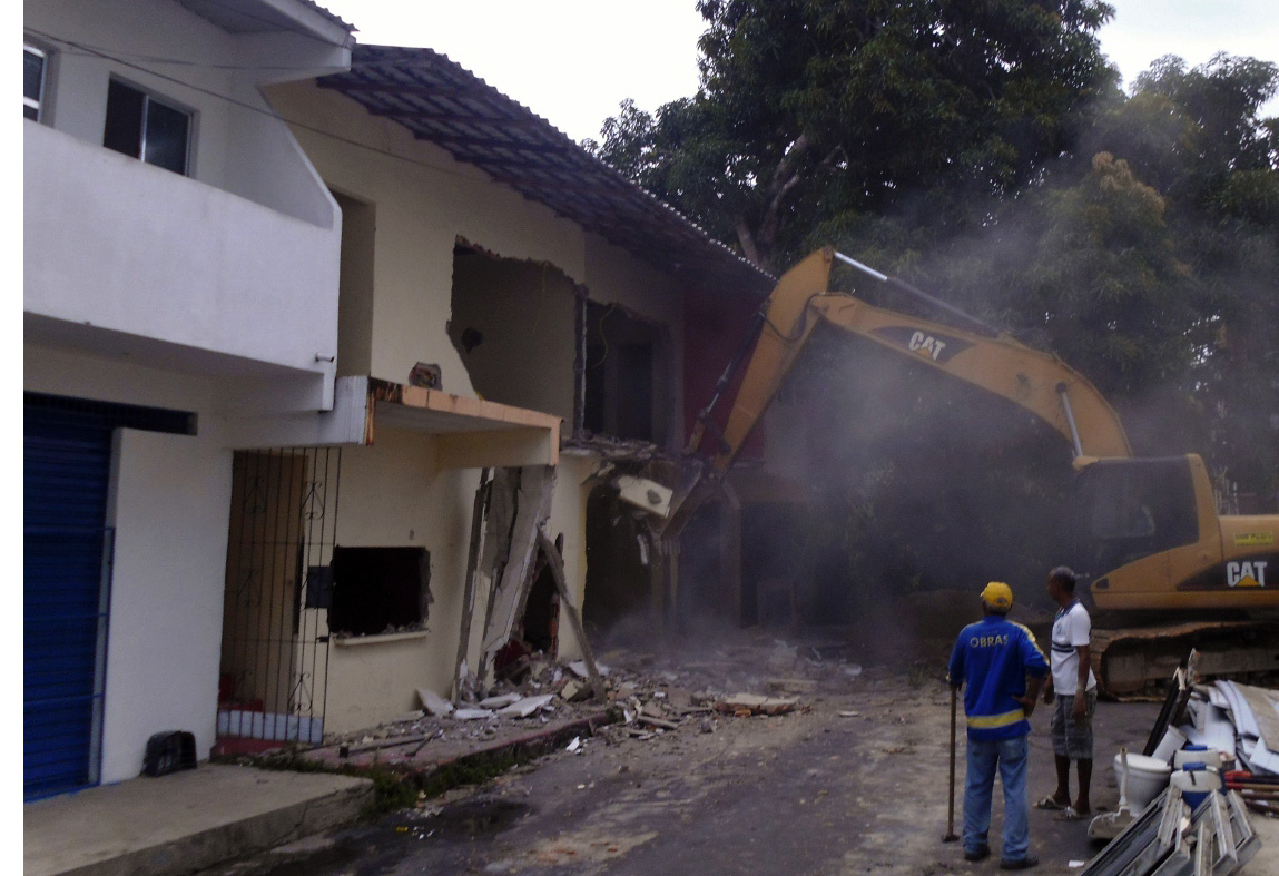 Construído em área institucional, imóvel é demolido no João Bosco