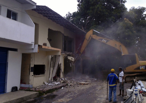 Construído em área institucional, imóvel é demolido no João Bosco