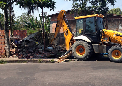 Muro construído em cima de bueiro é demolido