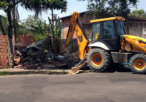 Muro construído em cima de bueiro é demolido