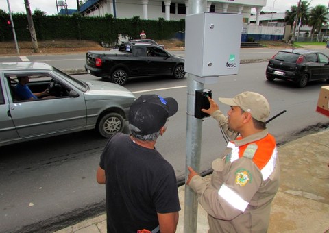 Semáforo na Torquato Tapajós dá mais segurança para pedestres 