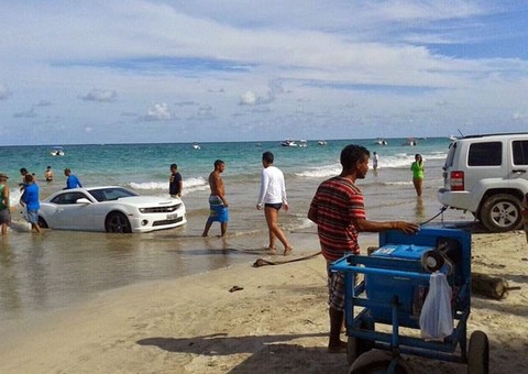 Motorista erra manobra e Camaro vai parar dentro do mar