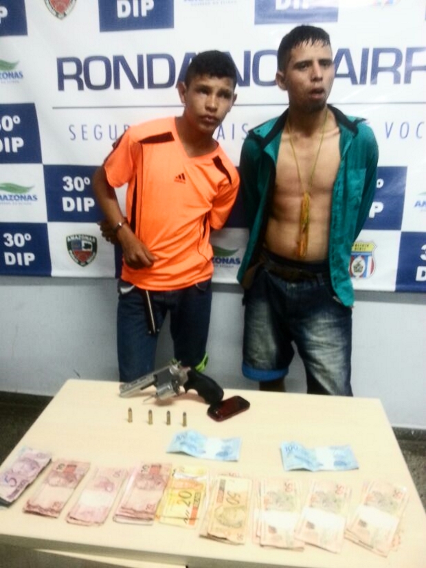 Homens são presos por roubo em estabelecimento comercial