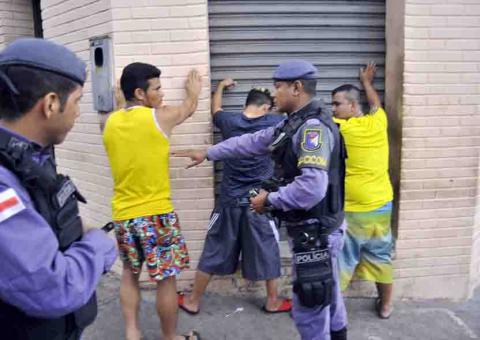Polícia  Militar cerca e prende assaltantes no Centro de Manaus