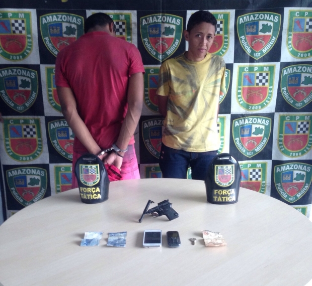 Dupla de supostos assaltantes é presa em motocicleta roubada