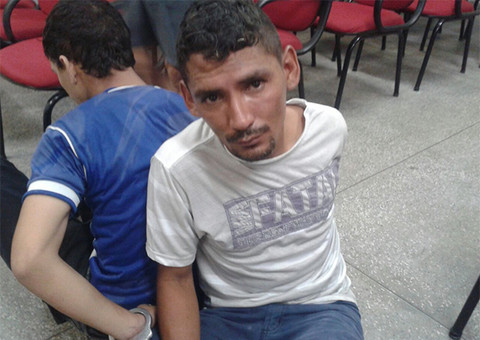 Em moto roubada, dupla assalta no Manoa