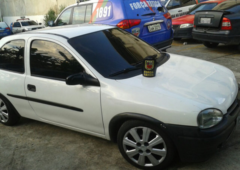 Corsa branco é usado em assaltos na zona Sul