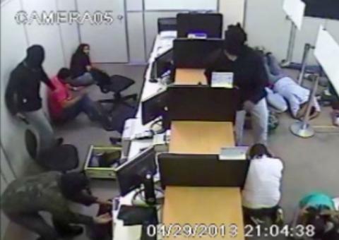 Veja nas filmagens como foi o assalto na Nilton Lins em Manaus