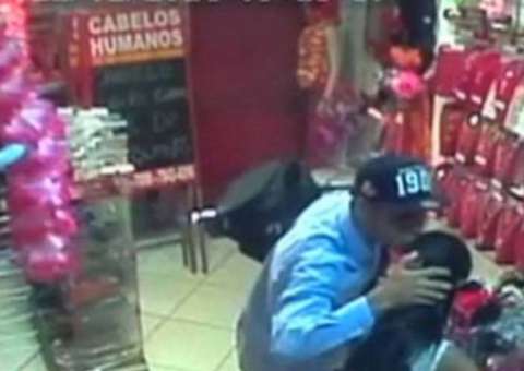 Ladrão consola vítima durante assalto 