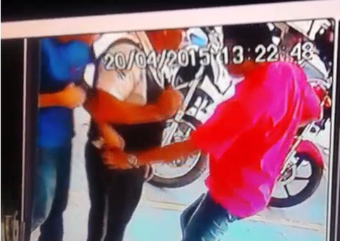 Vídeo mostra ousadia de dupla que rouba de assalto arma de vigilante