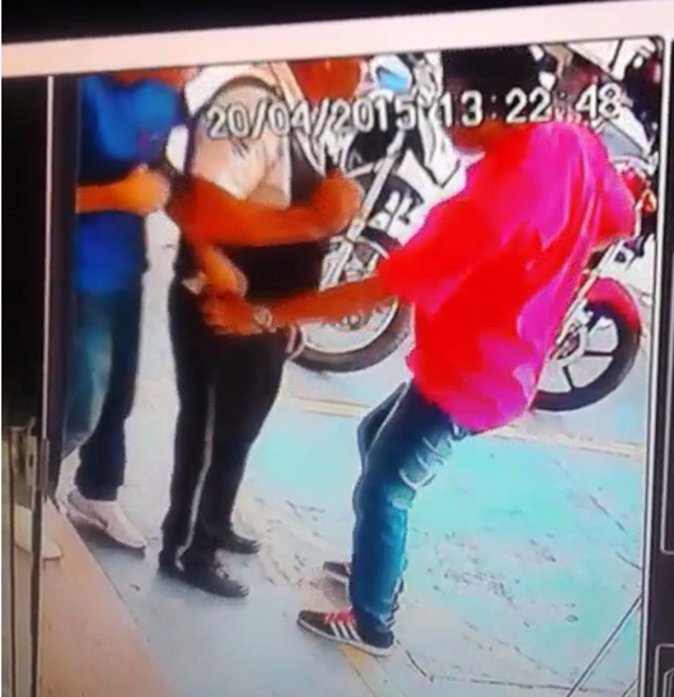 Vídeo mostra ousadia de dupla que rouba de assalto arma de vigilante