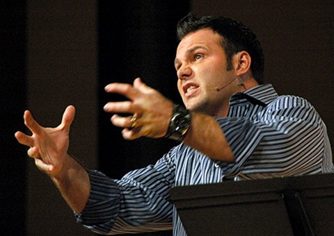 "Homens que se masturbam são gays", afirma pastor