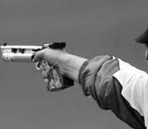 Homens invadem boate e atiram contra empresário