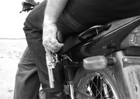 Garupa mata condutor de moto em movimento