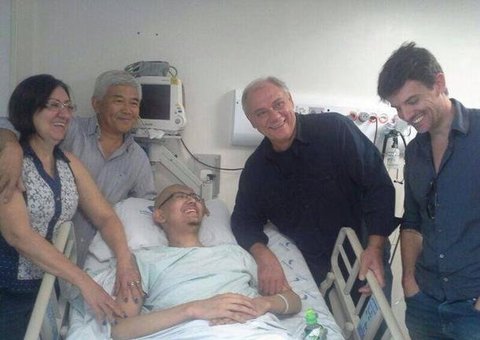 Marcelo Rezende visita fã com doença terminal em hospital