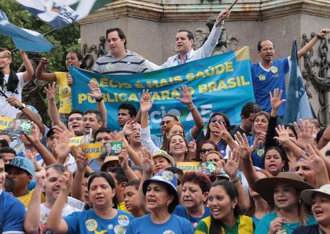 Profissionais da saúde do Amazonas fazem ato pró-Aécio
