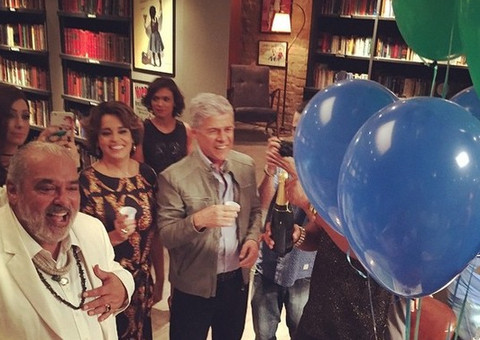 Elenco da novela Império faz despedida em livraria cenográfica