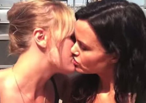  Atrizes americanas mandam ver em beijo quente e recebem balde de gelo