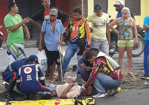 Motocicleta atropela idoso na Cosme Ferreira
