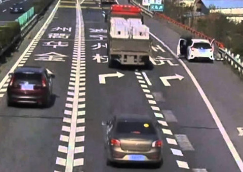 Mulher sofre atropelamento inusitado em estrada. Veja