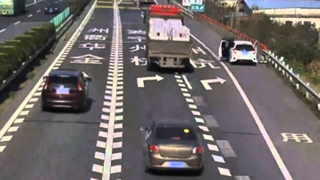 Mulher sofre atropelamento inusitado em estrada. Veja