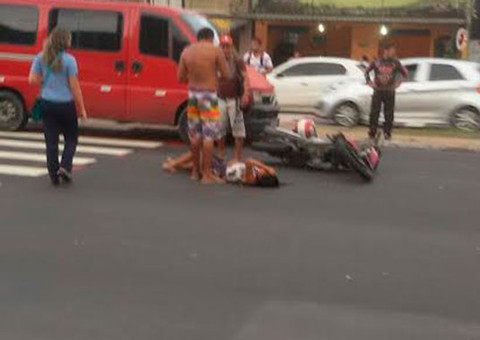 Motoqueiro atropela menina que atravessava a Cosme Ferreira