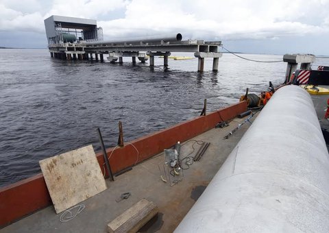 Artur vistoria obras de reparo nos canos de captação do Proama  