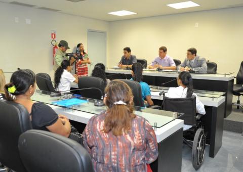 Universitários pedem auxílio A Aleam para serem transferidos de faculdade prestes a falir