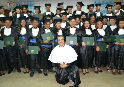 UEA realiza aula inaugural de cursos regulares na capital e interior