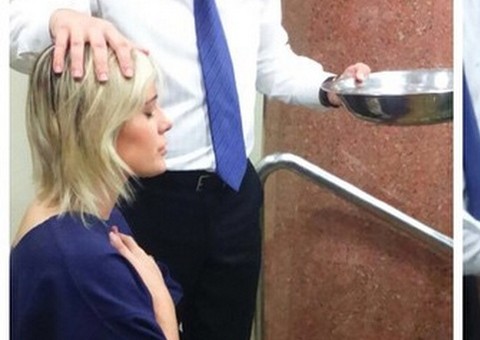 Andressa Urach mostra momento de batismo na Igreja Universal do Reino de Deus