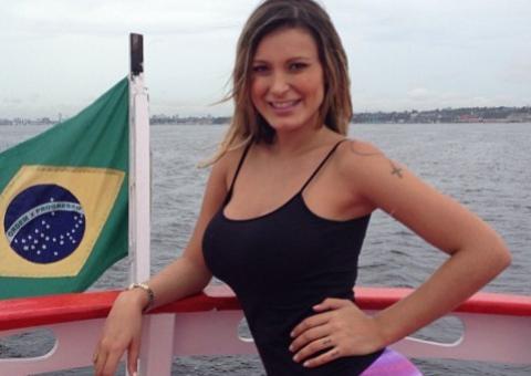 Em Manaus, Andressa Urach grava em barco no Rio Negro