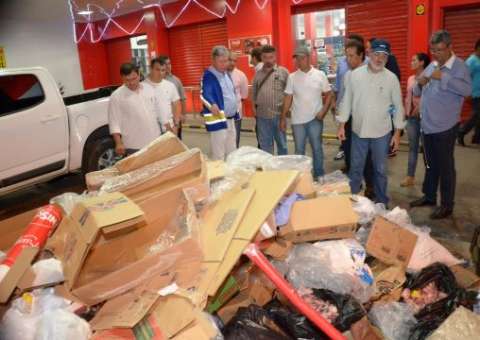 Lixo na calçada dá em notificação para supermercado no Lírio do Vale