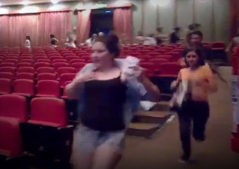 Confusão e acidentes marcam a pré estreia de "Os Vingadores" em cinema do Brasil