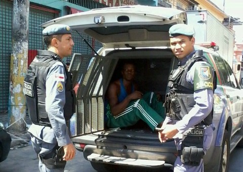 Homem é encontrado morto com 20 facadas no centro de Manaus