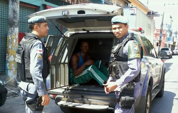 Homem é encontrado morto com 20 facadas no centro de Manaus