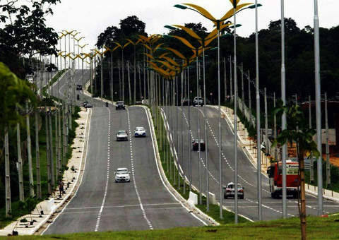 Estudante morre depois de bater com o carro contra um poste