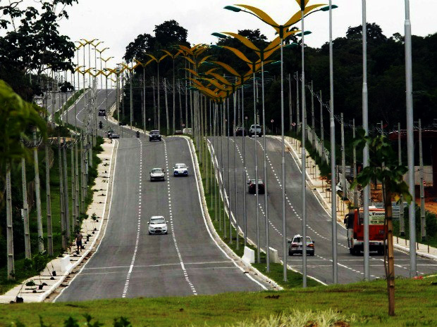Estudante morre depois de bater com o carro contra um poste