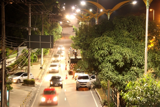 Iluminação a LED chega na Avenida Jornalista Umberto Calderaro Filho 