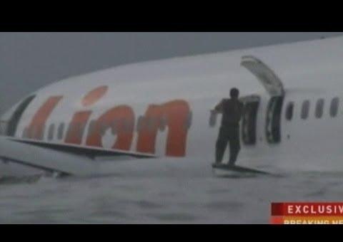 Veja o momento em que passageiros saem de avião que caiu no mar