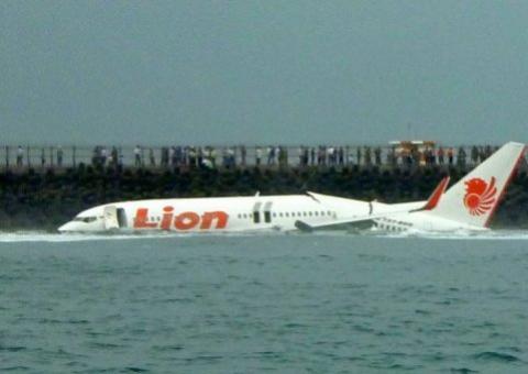 Avião com 108 pessoas a bordo cai ao mar de Bali sem vítimas